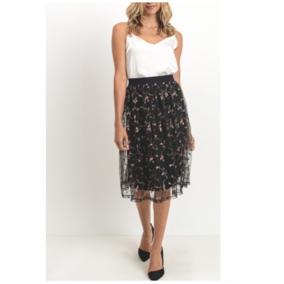 Misty Pearl Dresses & Skirts - 1 Medium Left